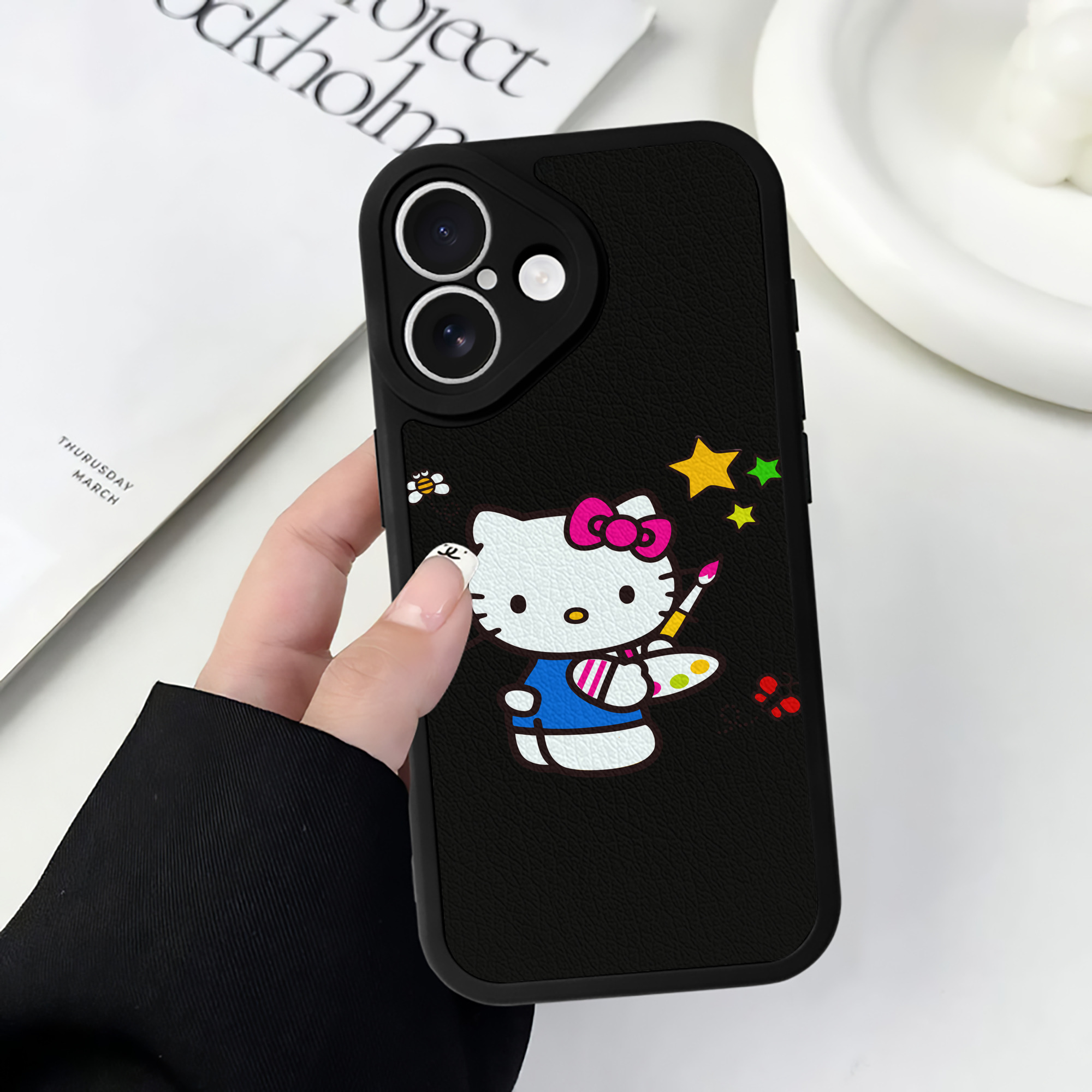 （画像用） Hello Kitty ハローキティ 【iPhone 16シリーズ対応】シリコンスマホケース（レザー調） 材質：シリコン